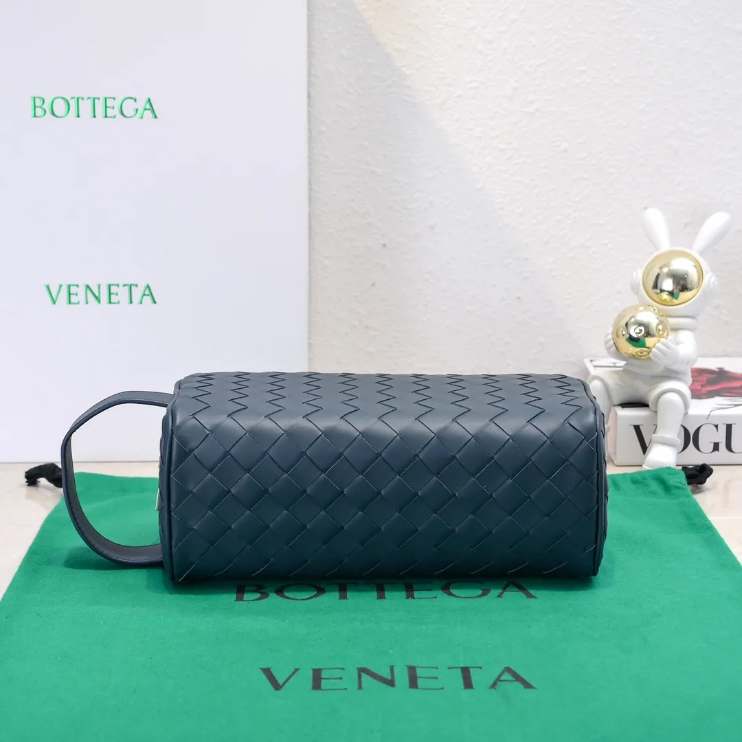 Batch 1280 BOTTEGA VENETA 2024 new INTRECCIATO classic toiletry bag, the choice of discerning people. The low-key luxury quality is the interpretation of its brand. If you like low-key BV, it is the first choice~~ Style number: 7799 Size: 26*13*10cm